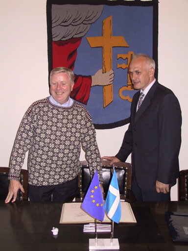 Fotografie 16: Pat COX, EP President meets Vaino Hallikmägi, Mayor of Pärnu during his official visit in Estonia, 10 September, 2003.