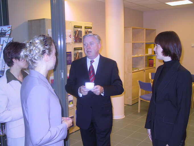 Fotografie 9: Pat COX, EP President during his official visit in the EP office in Tallin, Estonia, 11 September, 2003.