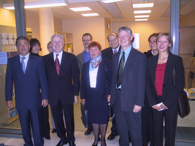 Fotografie 8: Pat COX, EP President during his official visit in the EP office in Tallin, Estonia, 11 September, 2003.