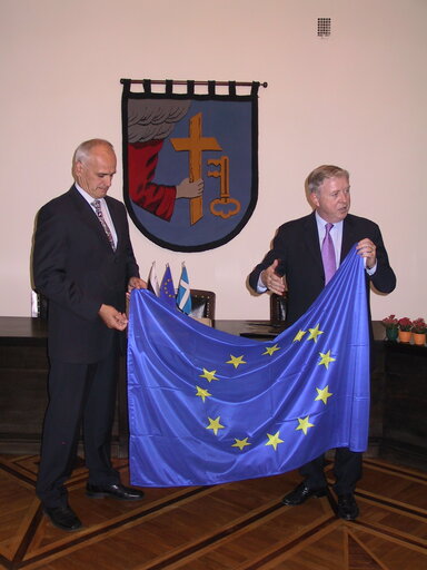 Fotografie 18: Pat COX, EP President meets Vaino Hallikmägi, Mayor of Pärnu during his official visit in Estonia, 10 September, 2003.