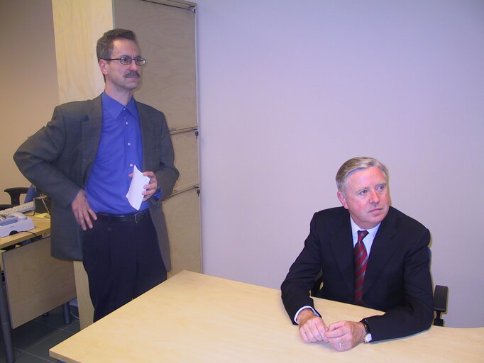 Fotografie 11: Pat COX, EP President during his official visit in the EP office in Tallin, Estonia, 11 September, 2003.