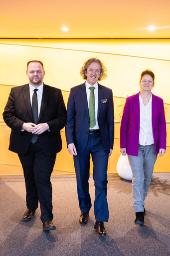 Fotografi 11: Christine SINGER, Engin EROGLU, Joachim STREIT in the EP in Brussels