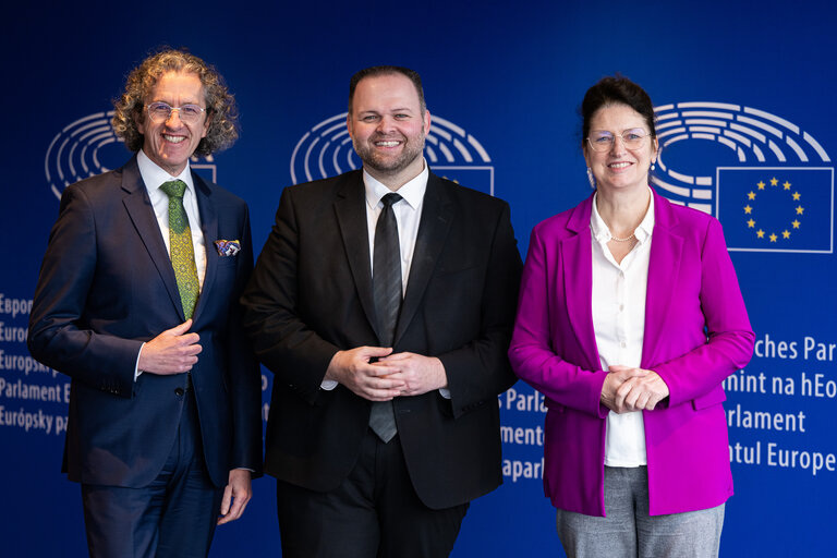 Fotografi 6: Christine SINGER, Engin EROGLU, Joachim STREIT in the EP in Brussels