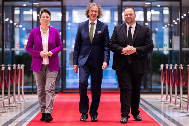 Fotografi 1: Christine SINGER, Engin EROGLU, Joachim STREIT in the EP in Brussels