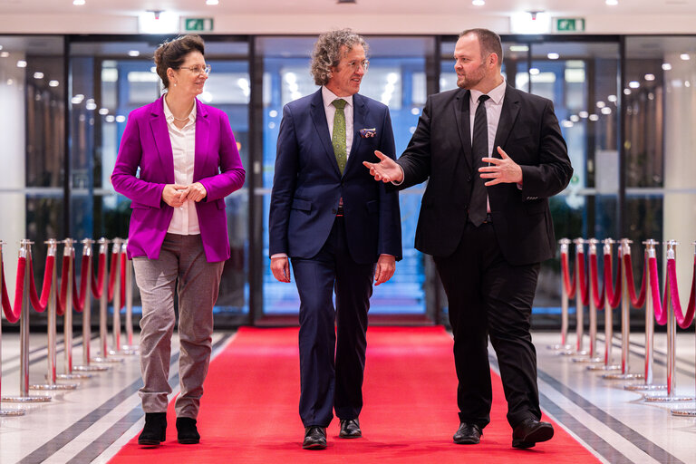 Fotografi 3: Christine SINGER, Engin EROGLU, Joachim STREIT in the EP in Brussels