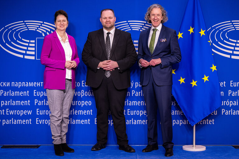 Fotografi 4: Christine SINGER, Engin EROGLU, Joachim STREIT in the EP in Brussels