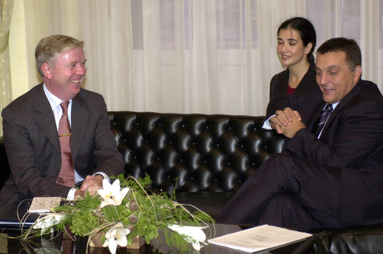 Pat Cox, EP President meets with Zoran Zivkovic Serbian Prime Minister during his official visit in Zagreb, Croatia, September 29, 2003.