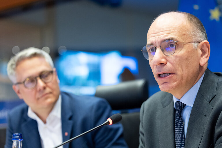 Φωτογραφία 12: EMPL - Social dimension of the 'Much more than a market' report - Exchange of views with Enrico Letta