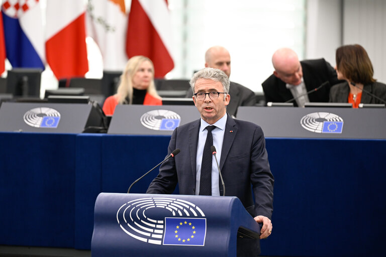 Foto 49: EP Plenary session - Uniting Europe against actors hostile to the EU: time to strengthen our security and defence