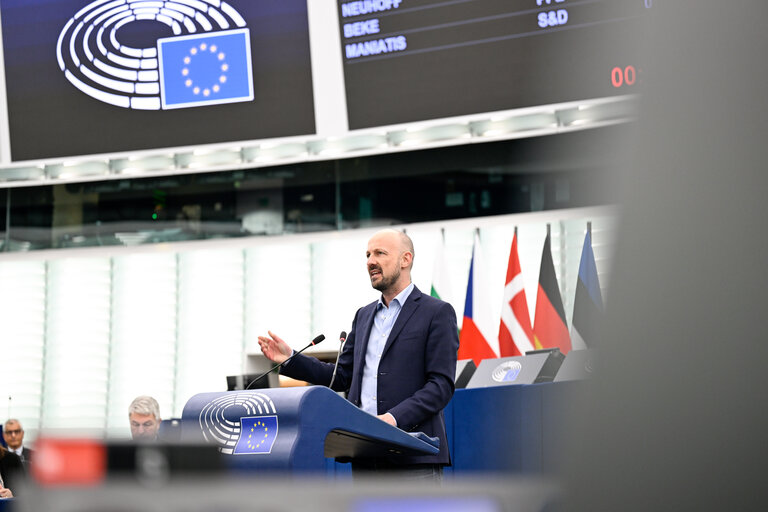 Foto 42: EP Plenary session - Uniting Europe against actors hostile to the EU: time to strengthen our security and defence