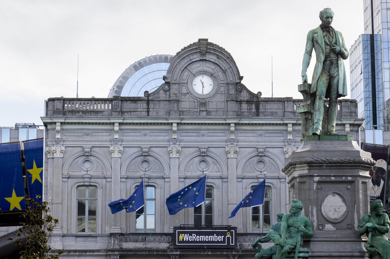 Photo 3 : Holocaust Remebrance day: European Parliament buildings in Brussels display the banner #WeRemember