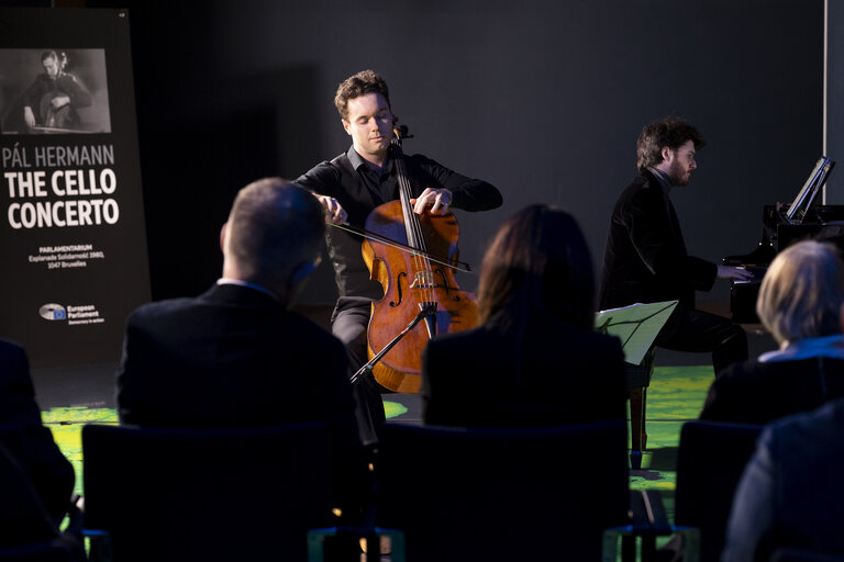 Φωτογραφία 8: International Holocaust Remembrance Day - Cello concert by Sam Lucas playing the works of Pál Hermann (1902-1944)