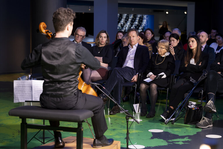 Foto 7: International Holocaust Remembrance Day - Cello concert by Sam Lucas playing the works of Pál Hermann (1902-1944)