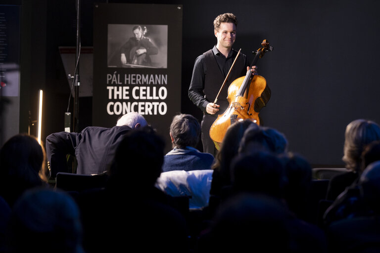 Foto 20: International Holocaust Remembrance Day - Cello concert by Sam Lucas playing the works of Pál Hermann (1902-1944)