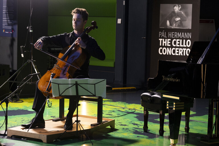 Foto 18: International Holocaust Remembrance Day - Cello concert by Sam Lucas playing the works of Pál Hermann (1902-1944)