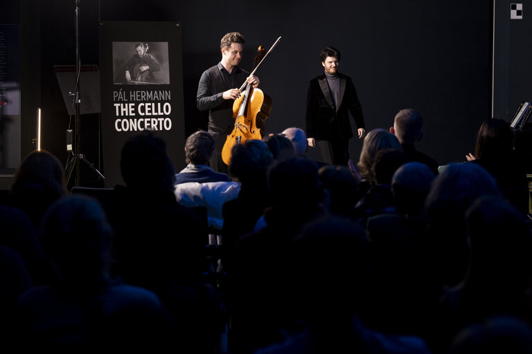 Foto 10: International Holocaust Remembrance Day - Cello concert by Sam Lucas playing the works of Pál Hermann (1902-1944)