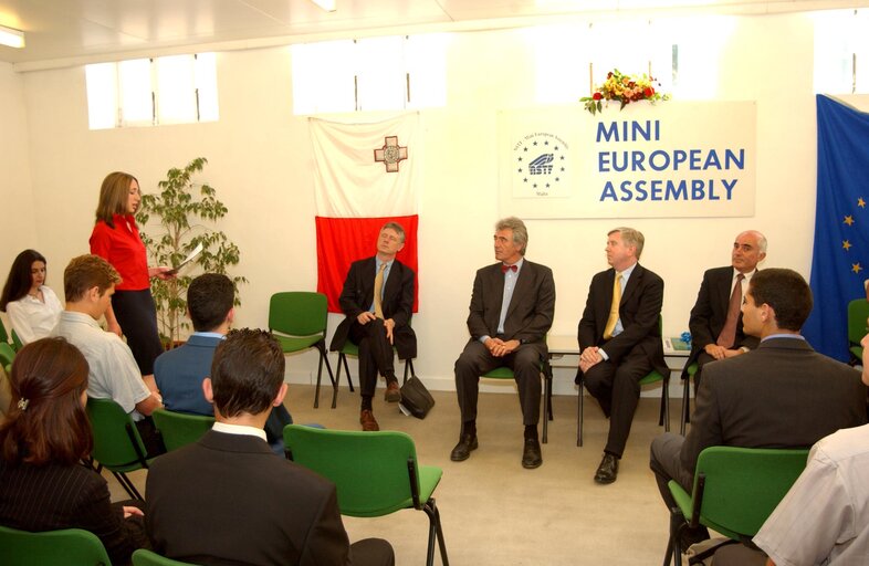 Pat COX, EP President meets some students during his official visit in Malta, May 21, 2002.