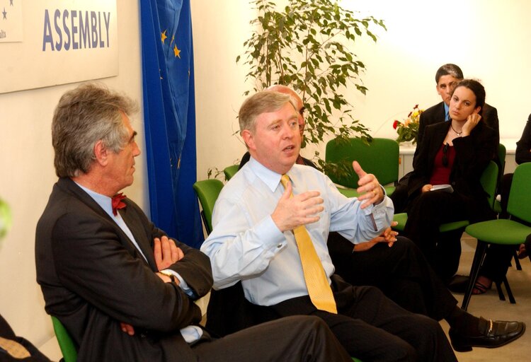 Pat COX, EP President meets some students during his official visit in Malta, May 21, 2002.
