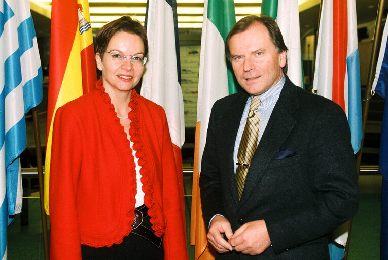 Fotografi 1: Portrait of a MEP with her guest