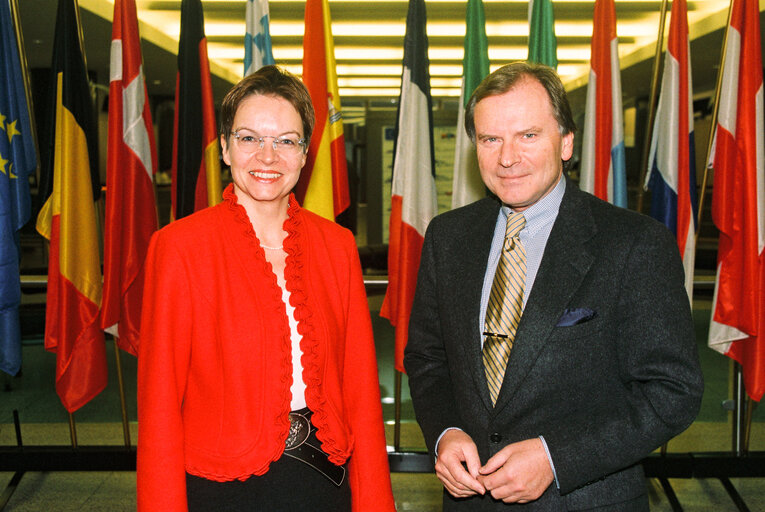 Fotografi 2: Portrait of a MEP with her guest