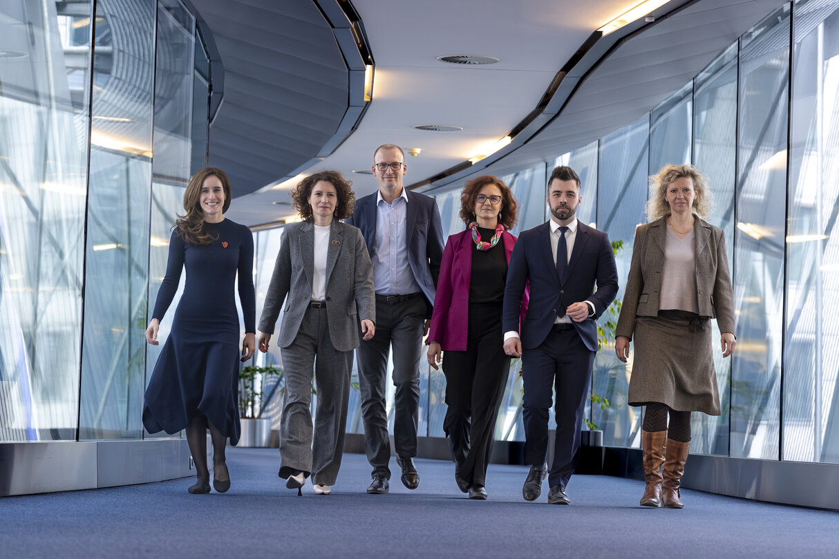 Group photo of a delegation of 7 MEPs from Hungary