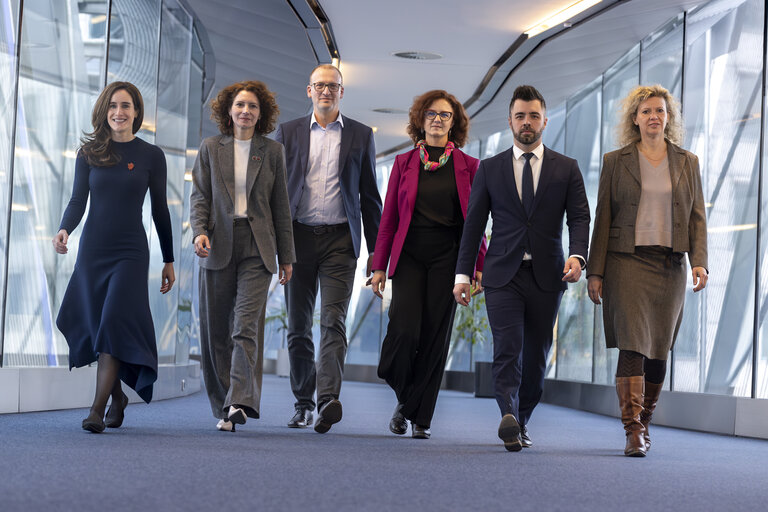 Group photo of a delegation of 7 MEPs from Hungary