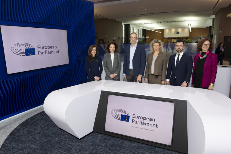 Group photo of a delegation of 7 MEPs from Hungary