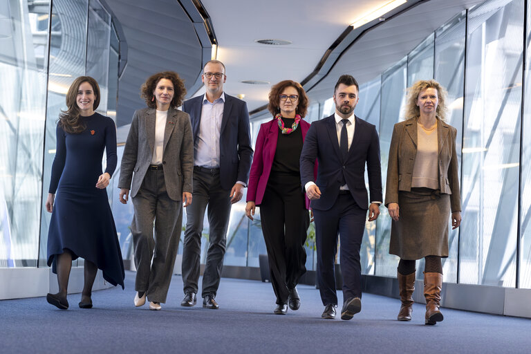 Group photo of a delegation of 7 MEPs from Hungary