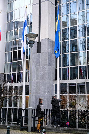 Foto 24: European and Swedish flags at half-mast in front of EP buildings in Brussels and Strasbourg as sign of solidarity for the victims of the attack at the education centre in Örebro, Sweden