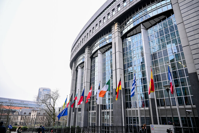 Foto 10: European and Swedish flags at half-mast in front of EP buildings in Brussels and Strasbourg as sign of solidarity for the victims of the attack at the education centre in Örebro, Sweden