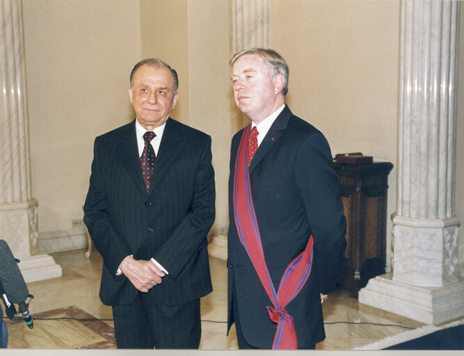 Pat COX, EP President meets Ion Iliescu during his official visit in Bucarest, Romania, October 16, 2003