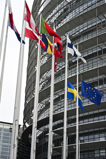 Foto 3: European and Swedish flags at half-mast in front of EP buildings in Brussels and Strasbourg as sign of solidarity for the victims of the attack at the education centre in Örebro, Sweden