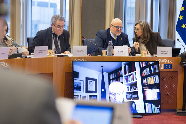 Fotografija 13: Former Members Association Management Committee meeting