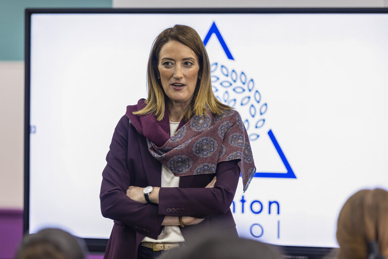 Fotografija 1: Visit by Roberta METSOLA, EP President to Malta - Visit to San Anton School