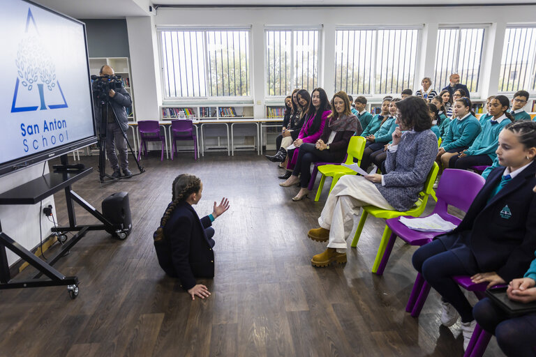 Fotografija 4: Visit by Roberta METSOLA, EP President to Malta - Visit to San Anton School