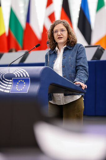 Снимка 19: EP Plenary session - Cutting red tape and simplifying business in the EU: the first Omnibus proposals