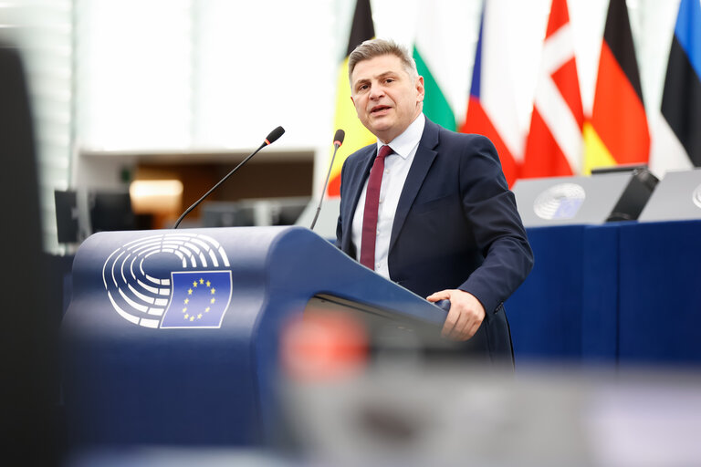 Снимка 26: EP Plenary session - Cutting red tape and simplifying business in the EU: the first Omnibus proposals