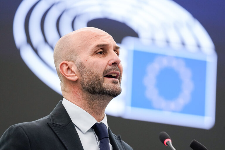 Foto 45: EP Plenary session - European Council meetings and European Security