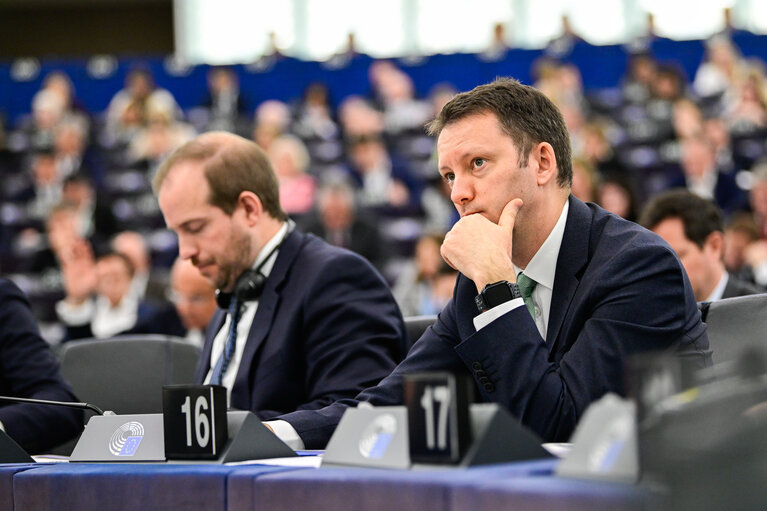 Fotografi 13: EP Plenary session - defence - Voting session