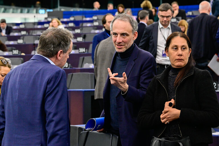 Fotografia 5: EP Plenary session - defence - Voting session