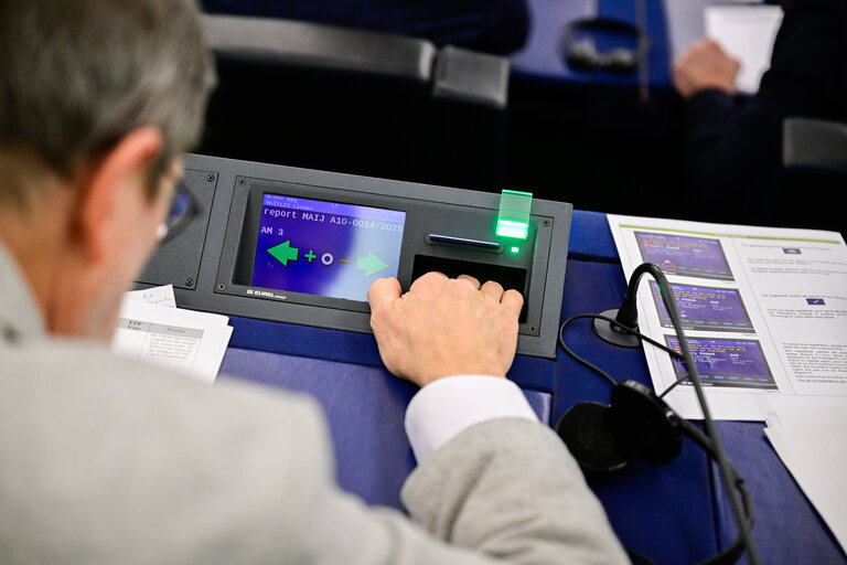 Fotografia 9: EP Plenary session - defence - Voting session