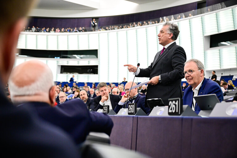 Fotografia 8: EP Plenary session - defence - Voting session