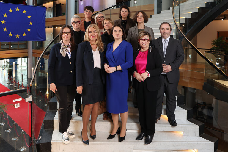 Fotografie 1: EPP members of  FEMM committee and guests of  the International Women's Day family photo