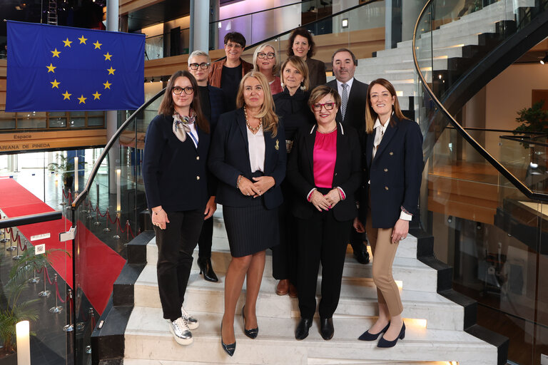 Φωτογραφία 2: EPP members of  FEMM committee and guests of  the International Women's Day family photo