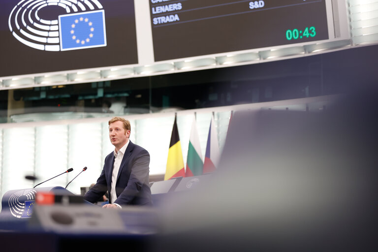 Fotografija 39: EP Plenary session - Presentation of the proposal on a new common approach on returns