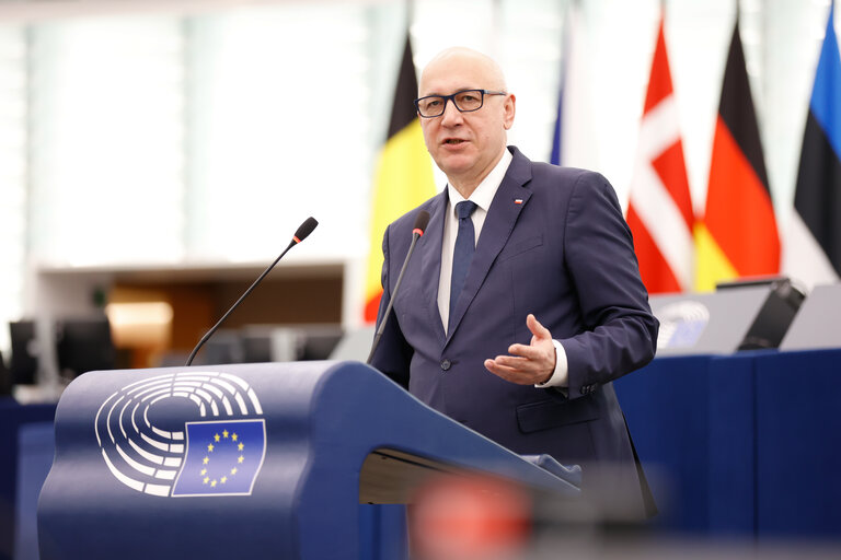 Fotografija 22: EP Plenary session - Presentation of the proposal on a new common approach on returns