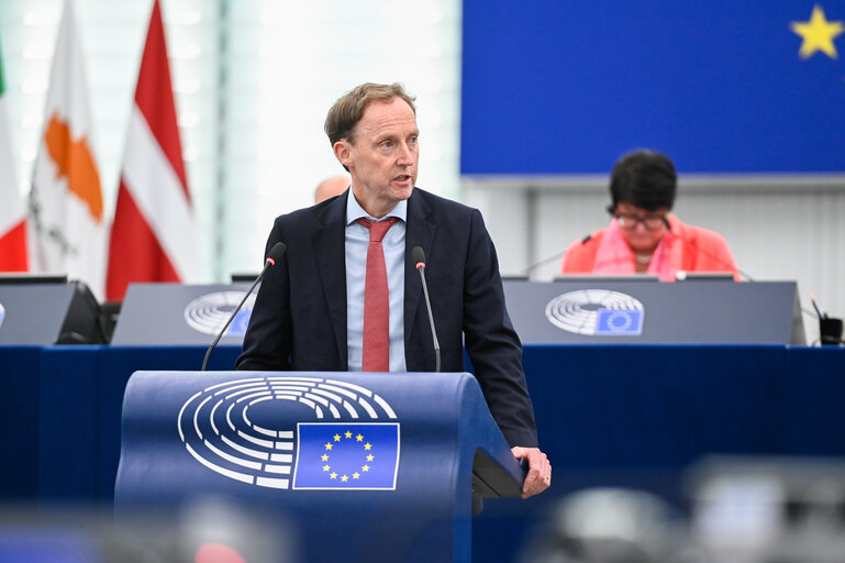 Photo 27: EP Plenary session - Deteriorating situation in Gaza following the non-extension of the ceasefire