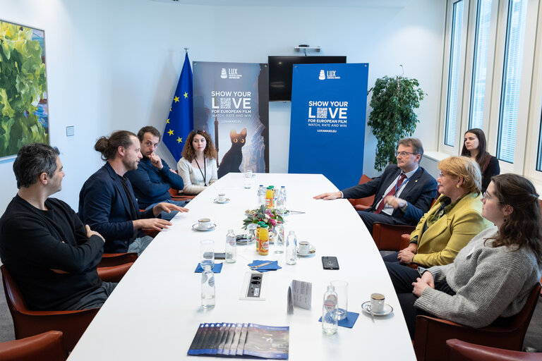 Fotografie 10: LUX European Audience Film Award 2025 - MEPs meet with the team of Flow movie