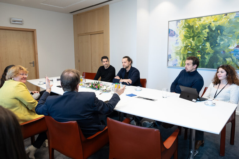 Fotografie 2: LUX European Audience Film Award 2025 - MEPs meet with the team of Flow movie