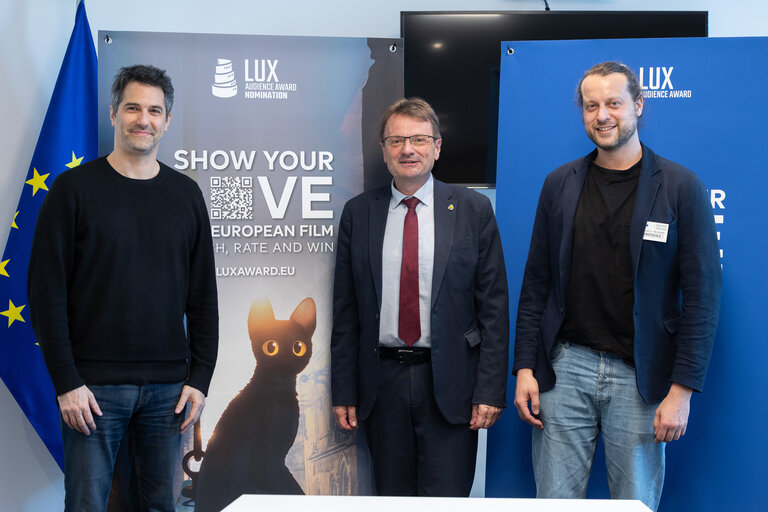 Fotografie 1: LUX European Audience Film Award 2025 - MEPs meet with the team of Flow movie